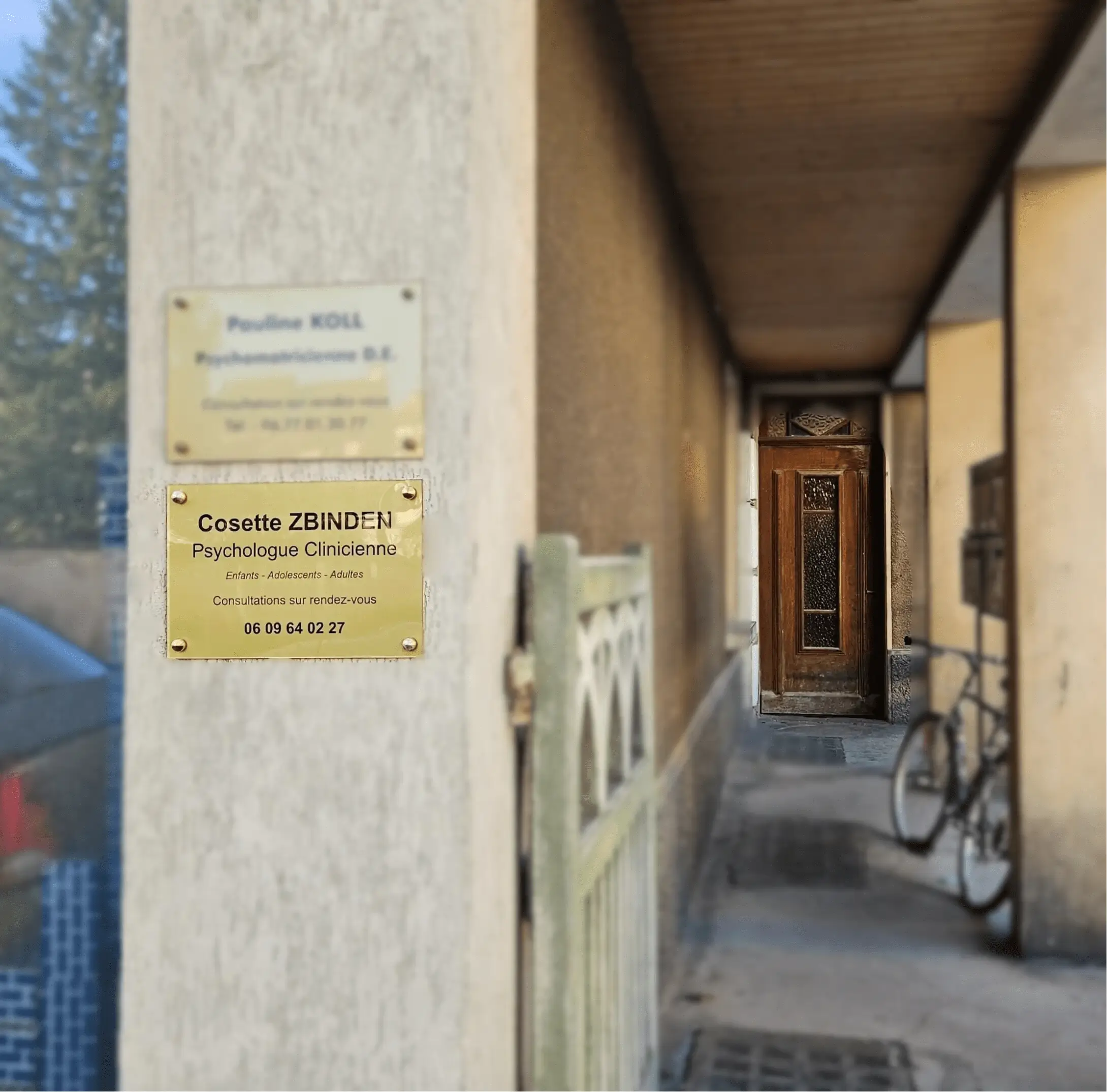 Photo des portes d'entrée du cabinet de Cosette Zbinden psychologue à Pontarlier.